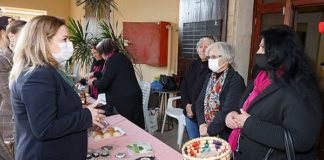 Sibel Tatar, Gazimağusa Belediye Pazarı’nda emekçi kadınları ziyaret etti