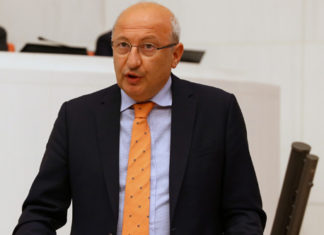 TBMM Dışişleri Komisyonu üyesi, CHP Eskişehir Milletvekili Utku Çakırözer Kıbrıslı Türk bazı isimlerin Türkiye’ye girişine izin verilmemesini Temmuz 2021’de Meclis gündemine taşımıştı.