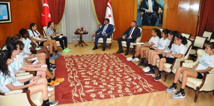 Başbakan Ünal Üstel, Levent Koleji Kız Basketbol Takımı oyucularını kabul etti