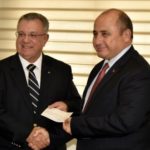 Türkiye Cumhuriyeti Lefkoşa Büyükelçisi Ali Murat Başçeri, çeki, KŞK Kıbrıslı Türk Üyesi Hakkı Müftüzade’ye takdim etti.