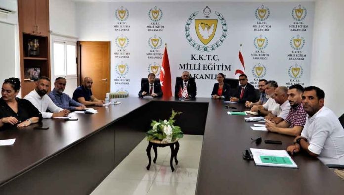 Milli Eğitim Bakanı Çavuşoğlu KTÖS ve KTOEÖS yetkilileri ile bir araya geldi