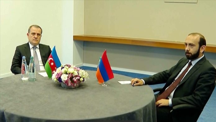 Azerbaycan ve Ermenistan Dışişleri Bakanları ile New York'ta üçlü toplantı yapan ABD Dışişleri Bakanı Blinken, iki ülke arasındaki çatışmaların durdurulması gerektiğine vurgu yaptı ve iki bakanı eylül sonuna kadar tekrar bir araya gelmeye teşvik etti.