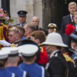 Kraliçe 2. Elizabeth'in cenaze töreni: Londra sokaklarında yüz binlerce kişi toplandı