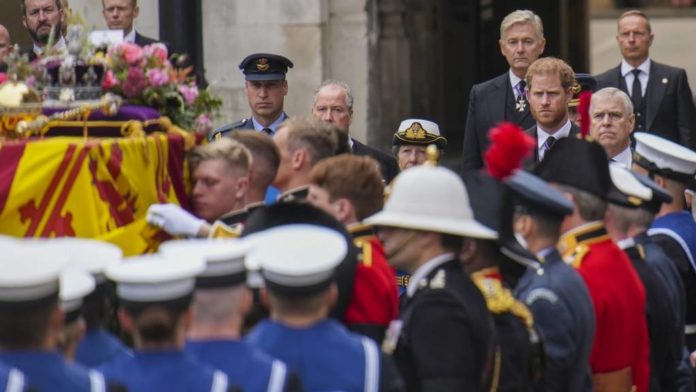 Kraliçe 2. Elizabeth'in cenaze töreni: Londra sokaklarında yüz binlerce kişi toplandı