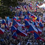 Çekya’da 70 bin kişi enerji fiyatları ve hükümetin Rusya politikalarını protesto etti