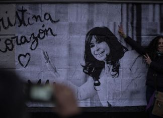 Arjantin'de silahlı saldırı girişimine uğrayan Kirchner için dayanışma gösterisi düzenlendi