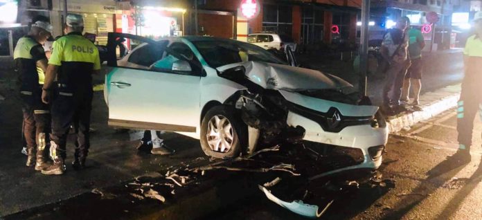 Lefkoşa’da kaza: Alkollü araç sürücüsü aydınlatma direğine çarptı