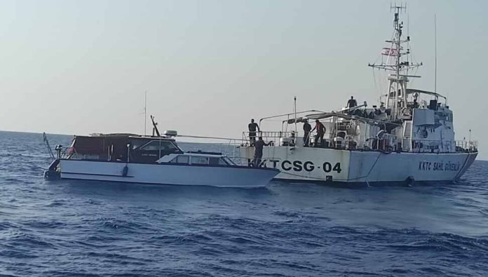 Güvenlik Kuvvetleri Komutanlığı, Lady Morag teknesinden mayday çağrısı alması sonrası 2 kişiyi kurtardı