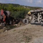Girne-Değirmenlik yolunda kamyon devrildi, 3 kişi yaralandı