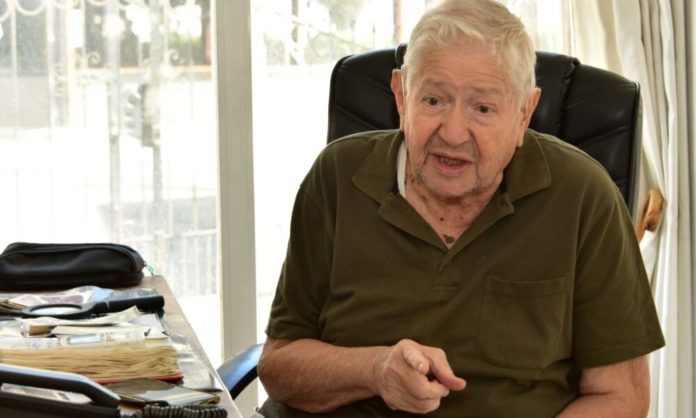 Meslek hayatında 61 yılı geride bırakan Kıbrıslı Türklerin ilk cilt doktoru Dr. Zihni Uzman, “Sağlığım el verirse 90 yaşına kadar hasta bakmak isterim…” dedi.