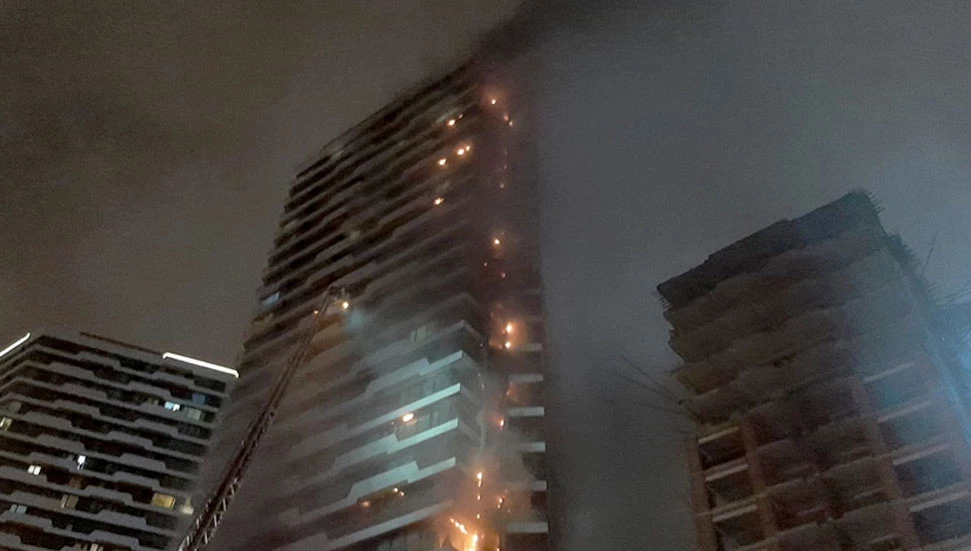 Kadıköy'de 24 katlı binada çıkan yangın söndürüldü