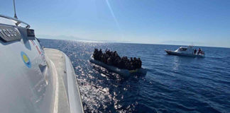 Ege Denizi'nde düzensiz göçmenleri taşıyan tekne Eğriboz Adası açıklarında battı, 13'ü çocuk 20 kişi hayatını kaybetti. 30'un üzerinde düzensiz göçmene ise hâla ulaşılamadı.