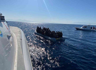Ege Denizi'nde düzensiz göçmenleri taşıyan tekne Eğriboz Adası açıklarında battı, 13'ü çocuk 20 kişi hayatını kaybetti. 30'un üzerinde düzensiz göçmene ise hâla ulaşılamadı.