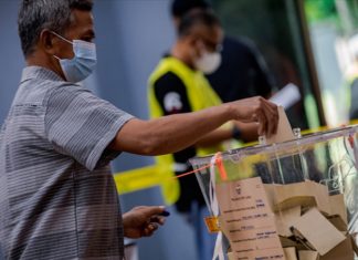 Malezya'daki seçimleri Enver İbrahim liderliğindeki Umut İttifakı önde tamamladı