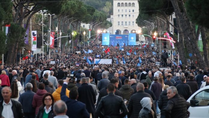 Arnavutluk'ta muhalefet partilerinin çağrısıyla hükümet karşıtı gösteri düzenlendi.