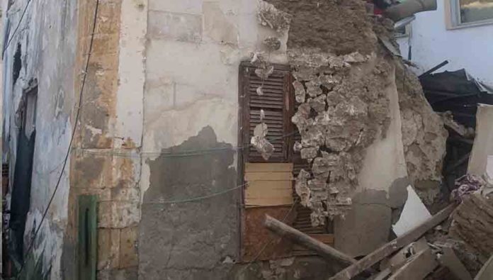 Surlariçi'nde kerpiç ev yıkıldı