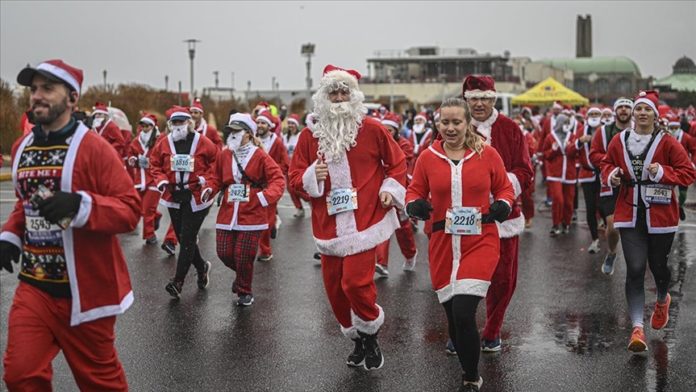ABD'nin New Jersey eyaletinde bulunan Asbury Parkı'nda yüzlerce kişi, Noel Baba kıyafeti giyerek koştu.