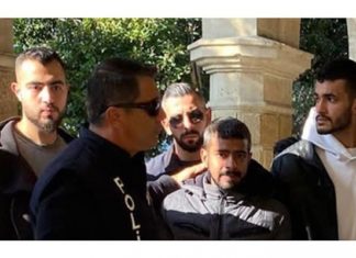 ‘Kanunsuz Uyuşturucu Madde Alma, Verme ve Tasarruf” suçlarından tutuklanan zanlılar Azaz Amin ve Gulzaib Gulzaib soruşturma kapsamında 4 gün daha tutuklu kalacak.