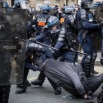 Paris'te polisin protestocuları
