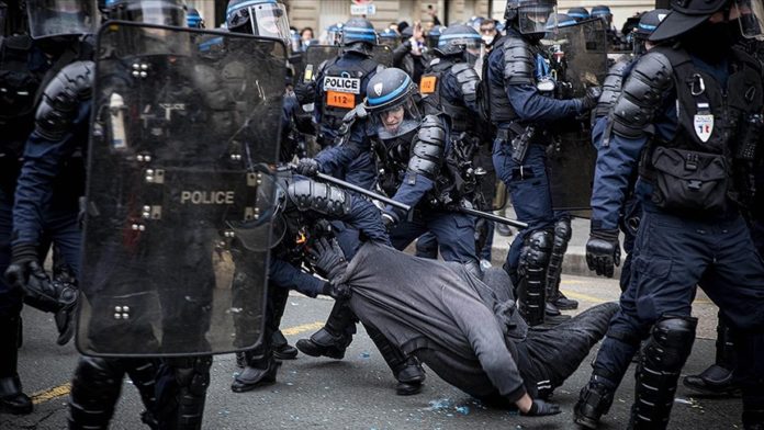 Paris'te polisin protestocuları