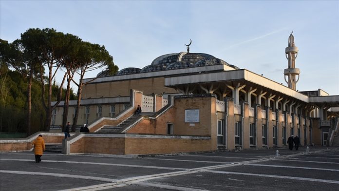 İtalya'da Müslümanların ibadet ettiği yerleri kısıtlamaya