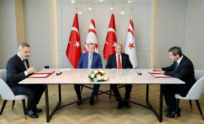Türkiye Cumhuriyeti Cumhurbaşkanı Recep Tayyip Erdoğan Dışişleri Bakanı Tahsin Ertuğruloğlu ile Türkiye Cumhuriyeti Dışişleri Bakanı Hakan Fidan tatar
