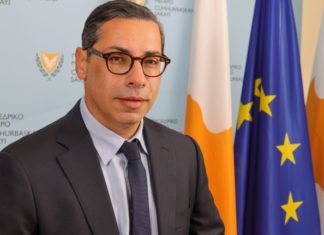 Rum Dışişleri Bakanı Konstantinos Kombos